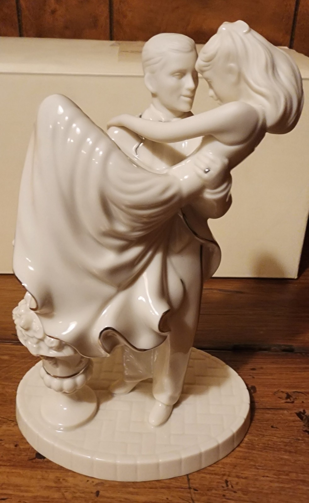 LENOX Fine China Wedding Promises SWEPT AWAY 9 1/2″h Cake Topper