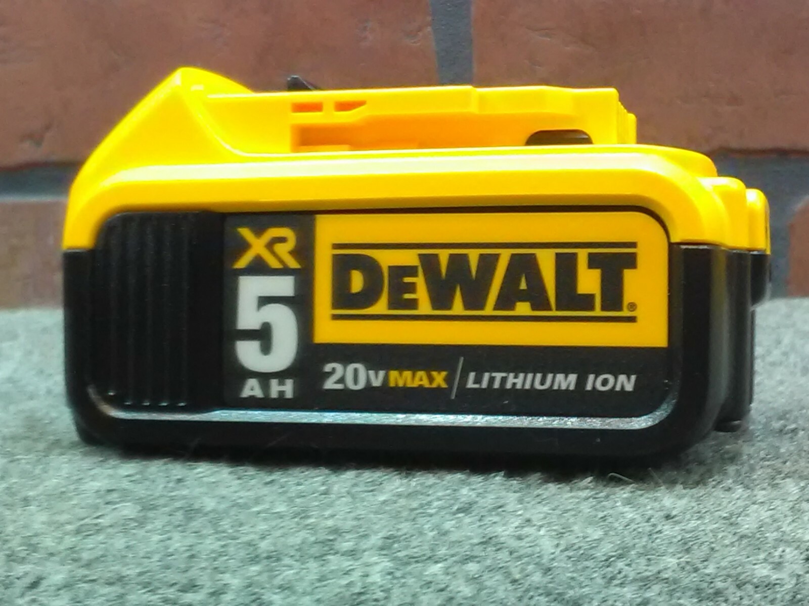Dewalt DCB205 20V 5.0AH MAX XR Battery Pack Genuine OEM-***NEW***