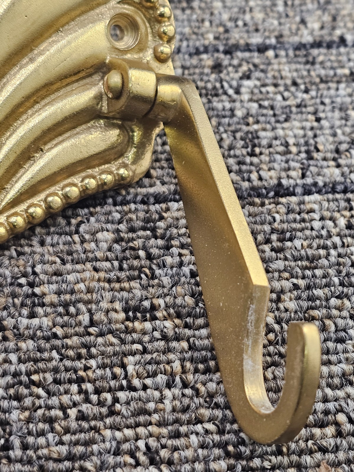 Hastshilp: Shell Brass Wall-Mounted Toilet Roll Holder Assembly 5-1/2″ x 6-1/4″