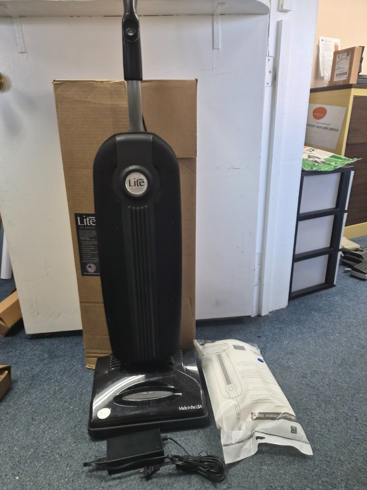 Aerus Lite Cordless Upright Vacuum w/charger, new battery and brushroll.