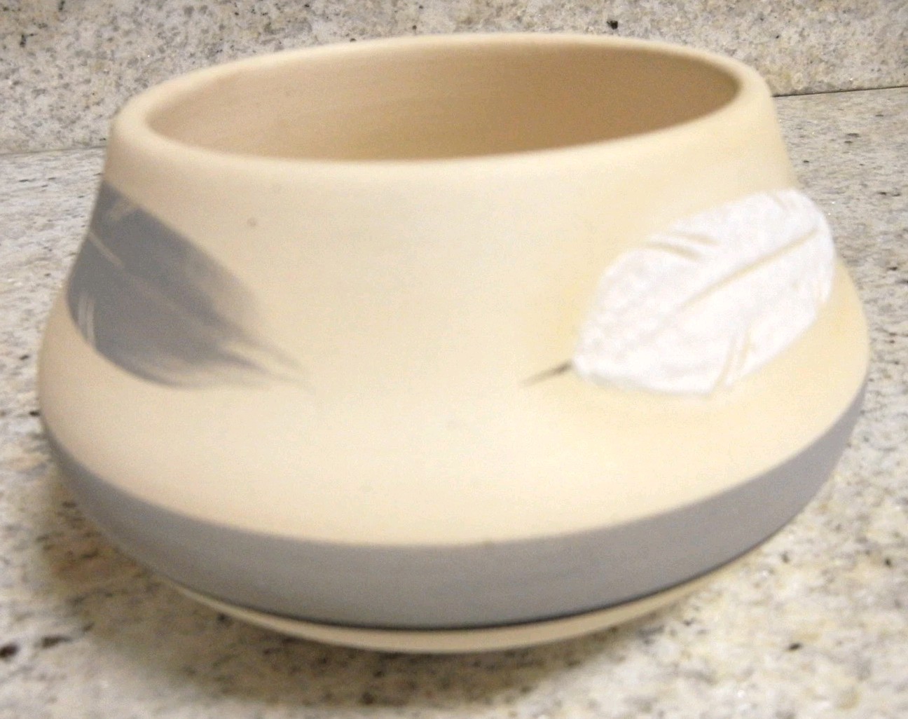 American SW Indian Feather Motif hand-painted & signed pottery vase bowl Unused